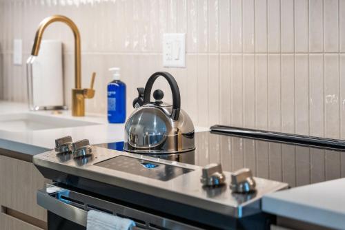 Placemakr Salt Lake Cityにあるキッチンまたは簡易キッチン