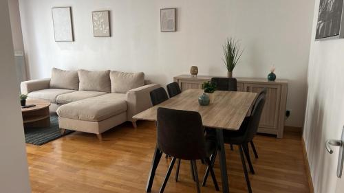 un salon avec une table et un canapé dans l'établissement Spacious 3-room, 6-person apartment in Villeurbanne, à Villeurbanne