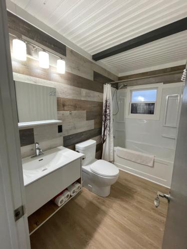 Koupelna v ubytování Newly Renovated Confederation Bridge View Cottages