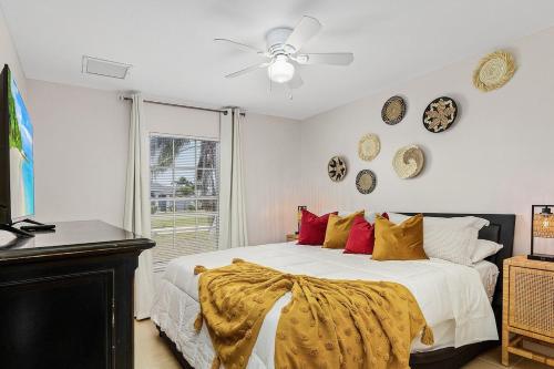 a bedroom with a bed and a ceiling fan at Pool Modern South West Cape Casa Del Mar in Cape Coral