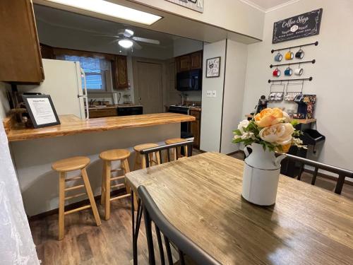 una cucina con un tavolo con un vaso di fiori sopra di Boomer Bungalow a Boomer