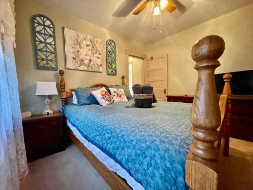 una camera da letto con un letto con un piumone blu di Boomer Bungalow a Boomer