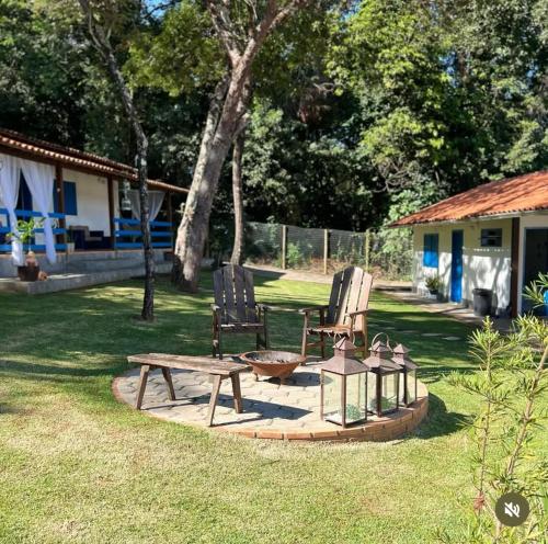 dos sillas y una mesa de picnic en un patio en Bangalô Charme Serra do Cipó, en Santana do Riacho