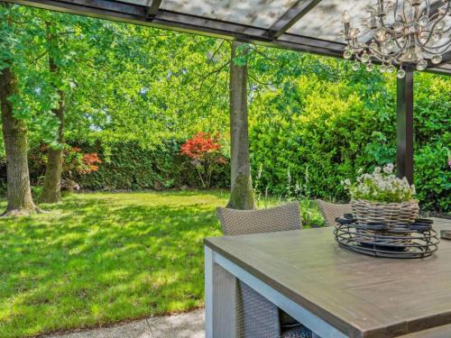 a patio with a table and chairs in a yard at Sonnig Bungalow in Bovenwezet