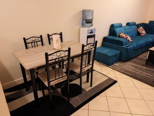 RungiriにあるGoodlife Apartmentのリビングルーム(テーブル、椅子、ソファ付)