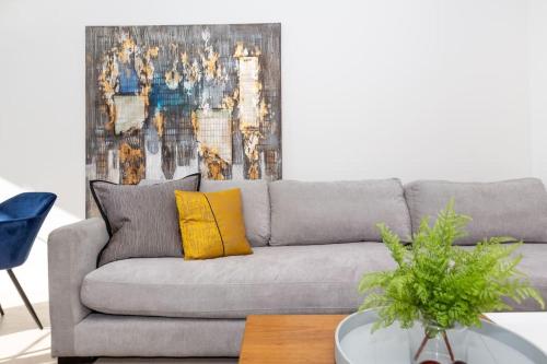 Doncaster EastSpecious 2beds Apt Doncaster east Wifi and carpark的客厅里有一张灰色的沙发和黄色的枕头