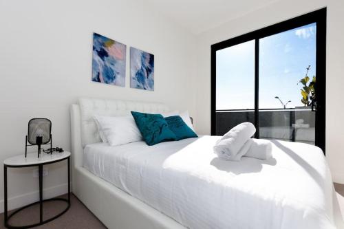 Una cama o camas en una habitación de Specious 2beds Apt Doncaster east Wifi and carpark