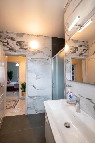 Ванна кімната в Infinity Apartment