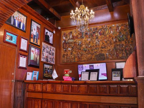 a bar in a restaurant with a chandelier at Hotel Frances in Guadalajara