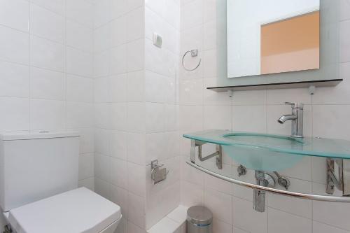 Spacious 3-Bedroom 3 double bed 1 sofa bed 2 bathroom Apartment with Open Terrace in Central Lisbon