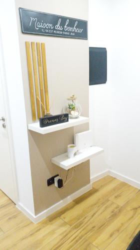 a bathroom with a sign on the wall at Luxe-Design Imperio II- Petit Déjeuner 5min de la Mer in Praia