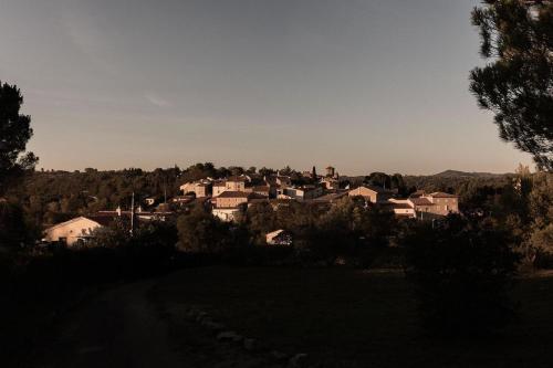 un groupe de maisons au sommet d'une colline dans l'établissement Marguerite a la campagne, à Agel