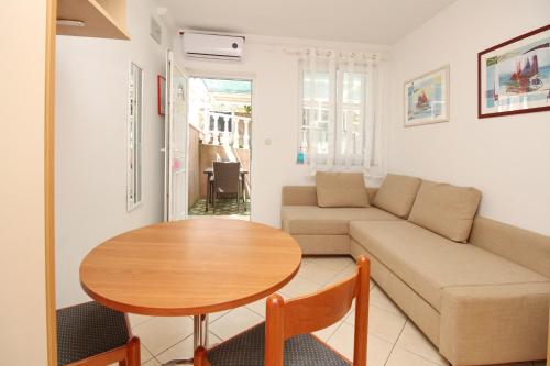 Apartments with parking space Baska, Krk - 24175