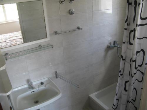 Apartments by the sea Barbat, Rab - 24217