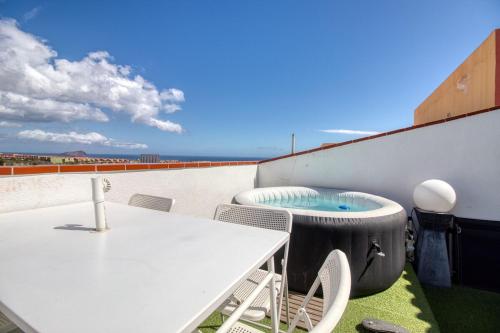 Casa Canaria bei Golf del Sur mit Meerblick Jacuzzi 4 Schlafzimmer und 2 Badezimmer perfekt für Familien und Gruppen