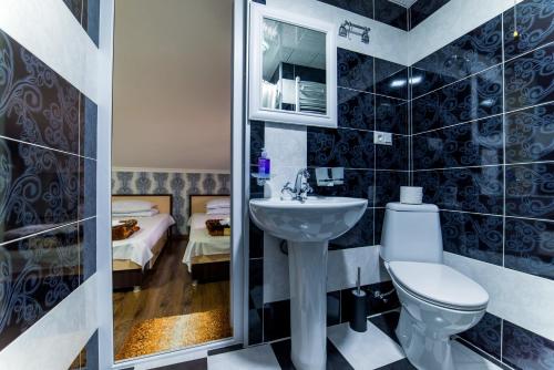 Koupelna v ubytování HOTEL GUGLUX &WINE CELLAR
