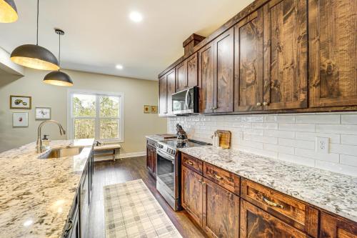 Η κουζίνα ή μικρή κουζίνα στο Gated Community with Perks North Carolina Hideaway