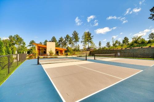 Εγκαταστάσεις για τένις ή/και σκουός στο Gated Community with Perks North Carolina Hideaway ή εκεί κοντά