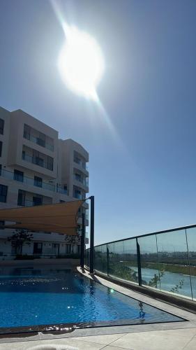 una vista de un edificio con piscina en ALmouj Lagoon, en Seeb