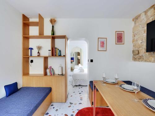 un salon avec une table à manger et une chambre dans l'établissement Authentic apartment - 1BR 2P - Goutte-d'Or, à Paris