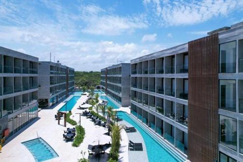 eine Draufsicht auf ein Gebäude mit einem Swimmingpool in der Unterkunft Porto alto resort in Ipojuca