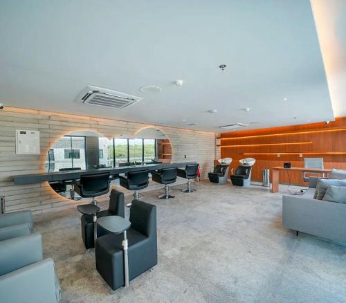 ein großes Zimmer mit Stühlen und einer Bar darin in der Unterkunft Porto alto resort in Ipojuca
