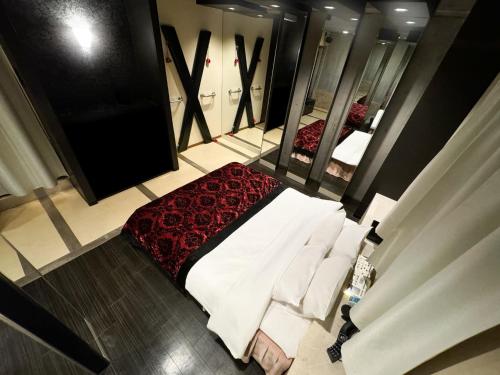 an aerial view of a bedroom with a bed and mirrors at Fire Hotel Nw in Saitama