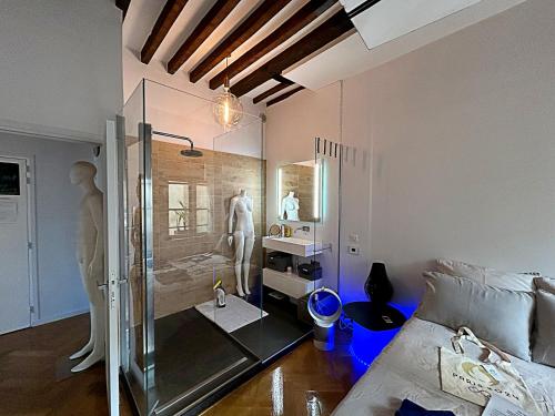 une chambre avec une douche en verre avec mannequin dans l'établissement Fantastique et Incroyable appartement Le Marais Paris, à Paris