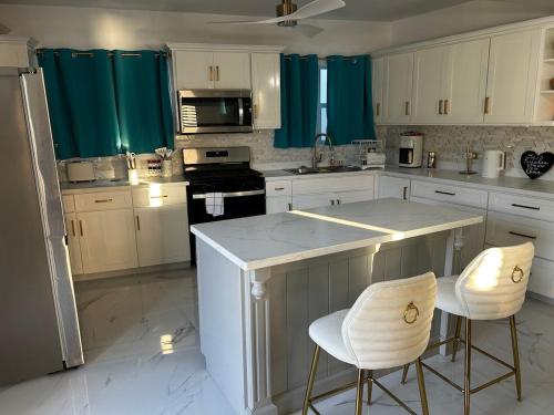 Nhà bếp/bếp nhỏ tại Cane Garden Bay 2 bed Apt