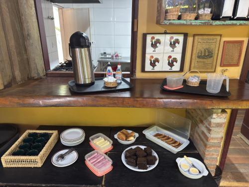 een aanrecht met verschillende soorten voedsel erop bij Ecocentro Brasil - Bangalô 2 in São Pedro