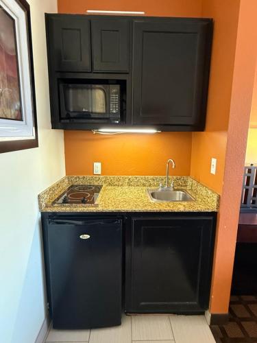 Kuchyň nebo kuchyňský kout v ubytování Executive Inn and Suites