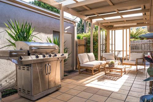 Un patio o zona al aire libre en Classic Patterson Charm with Modern Comfort