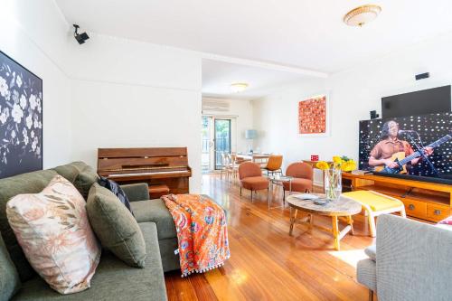 Un lugar para sentarse en Classic Patterson Charm with Modern Comfort