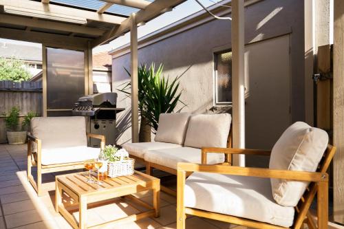 Un lugar para sentarse en Classic Patterson Charm with Modern Comfort