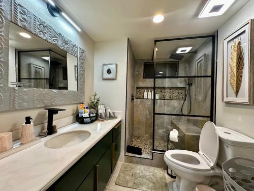 Koupelna v ubytování Spacious 1 BR 1 BA Family Villa