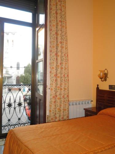 Postel nebo postele na pokoji v ubytování Hostal Don Jaime I y II