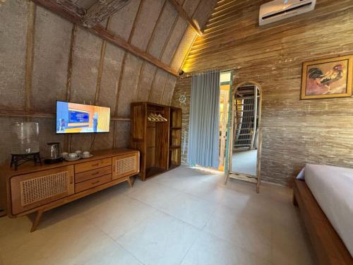 ギリ・アイルにあるBale Baba private pool villaのベッドルーム1室(ベッド1台付)、ドレッサーが備わります。