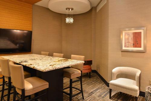 Televisyen dan/atau pusat hiburan di Hotel Belvoir Springfield