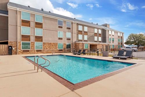 ブラウンウッドにあるBest Western Plus Riataの建物の前のプール
