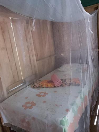 a bed covered in a plastic sheet with two beds at Centro Etnoturístico El Descanso in Térraba