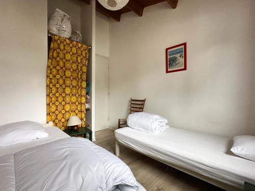 deux lits dans une chambre avec des draps blancs dans l'établissement Villa 4 chambres près de la plage avec parking à La Palmyre - FR-1-705-95, aux Mathes