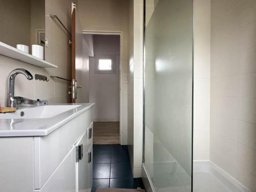 une salle de bain avec un lavabo et une douche dans l'établissement Villa 4 chambres près de la plage avec parking à La Palmyre - FR-1-705-95, aux Mathes