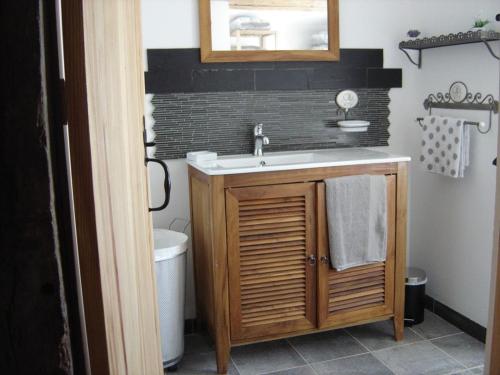 une salle de bain avec un lavabo et des toilettes dans l'établissement Gîte familial avec jardin privatif, plancha et jeux, proche de La Rochelle - FR-1-426-263, à Sainte-Gemme-la-Plaine