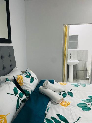 Un pat sau paturi într-o cameră la Linies guest house