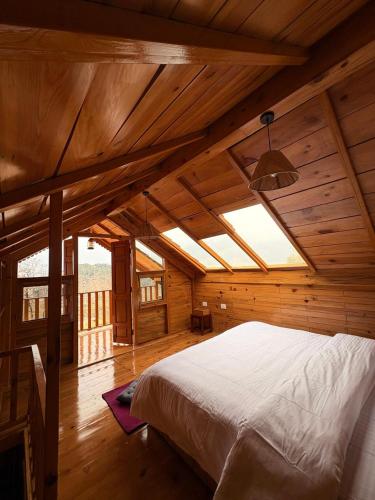 Katil atau katil-katil dalam bilik di Naddi Pine Wood Hut