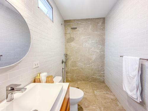 Ένα μπάνιο στο Stunning Boho Chic Beach Bungalow