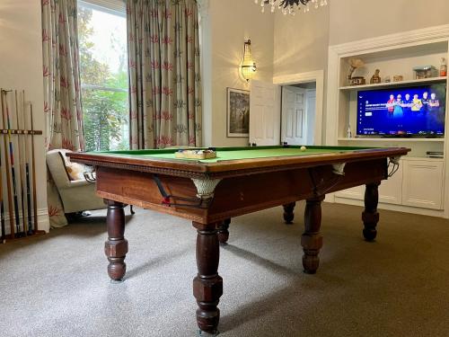 TV a/nebo společenská místnost v ubytování Winter Fun - Spa, Pinball, Billiard and more