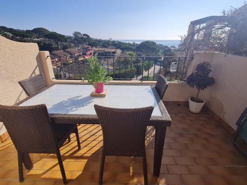 Photo de la galerie de l'établissement Appartement 3 pièces avec balcon et accès plage à Sainte-Maxime - FR-1-780-55, à Sainte-Maxime