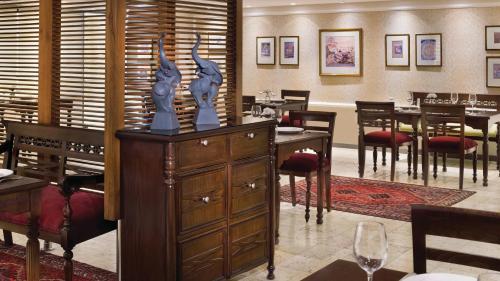 a restaurant with a dining room with tables and chairs at InterContinental Amman Jordan by IHG in Amman