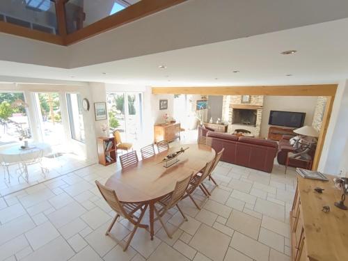 Photo de la galerie de l'établissement Maison contemporaine 8 pers proche Golfe du Morbihan - FR-1-639-143, à Sarzeau